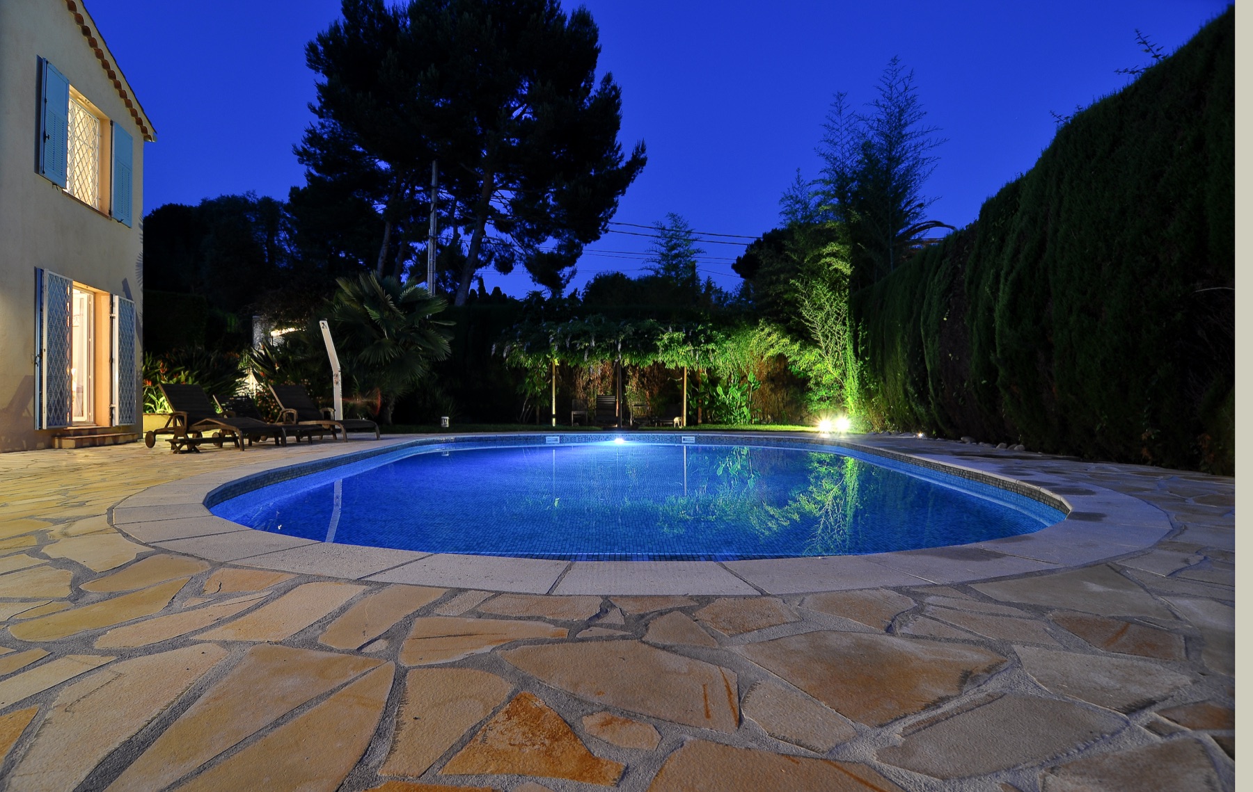 Le jardin à la nuit tombée — Piscine à Antibes