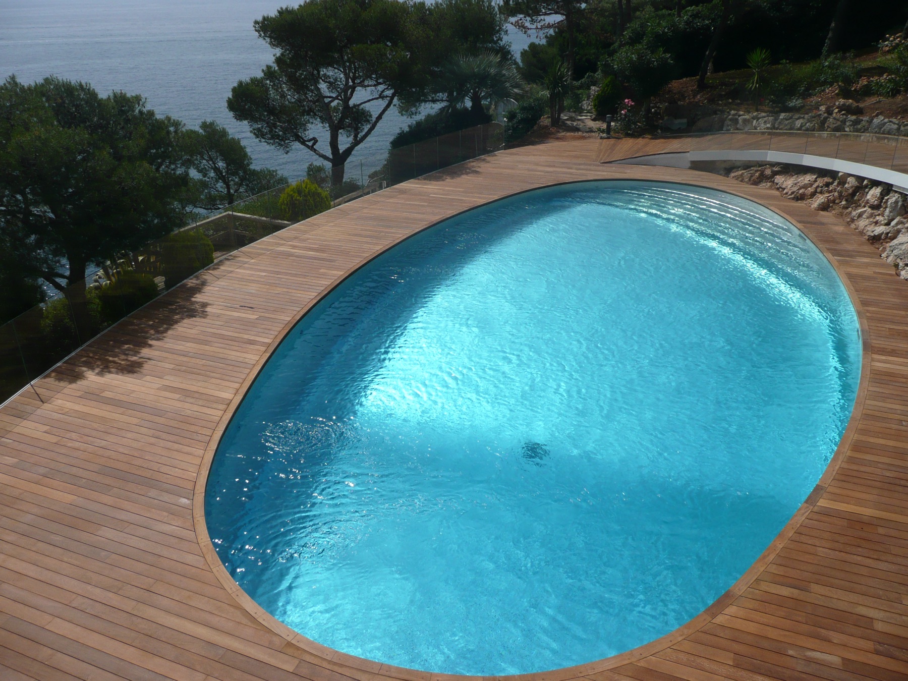 Vue d'ensemble depuis la terrasse — Piscine au Cap Ferrat en or blanc