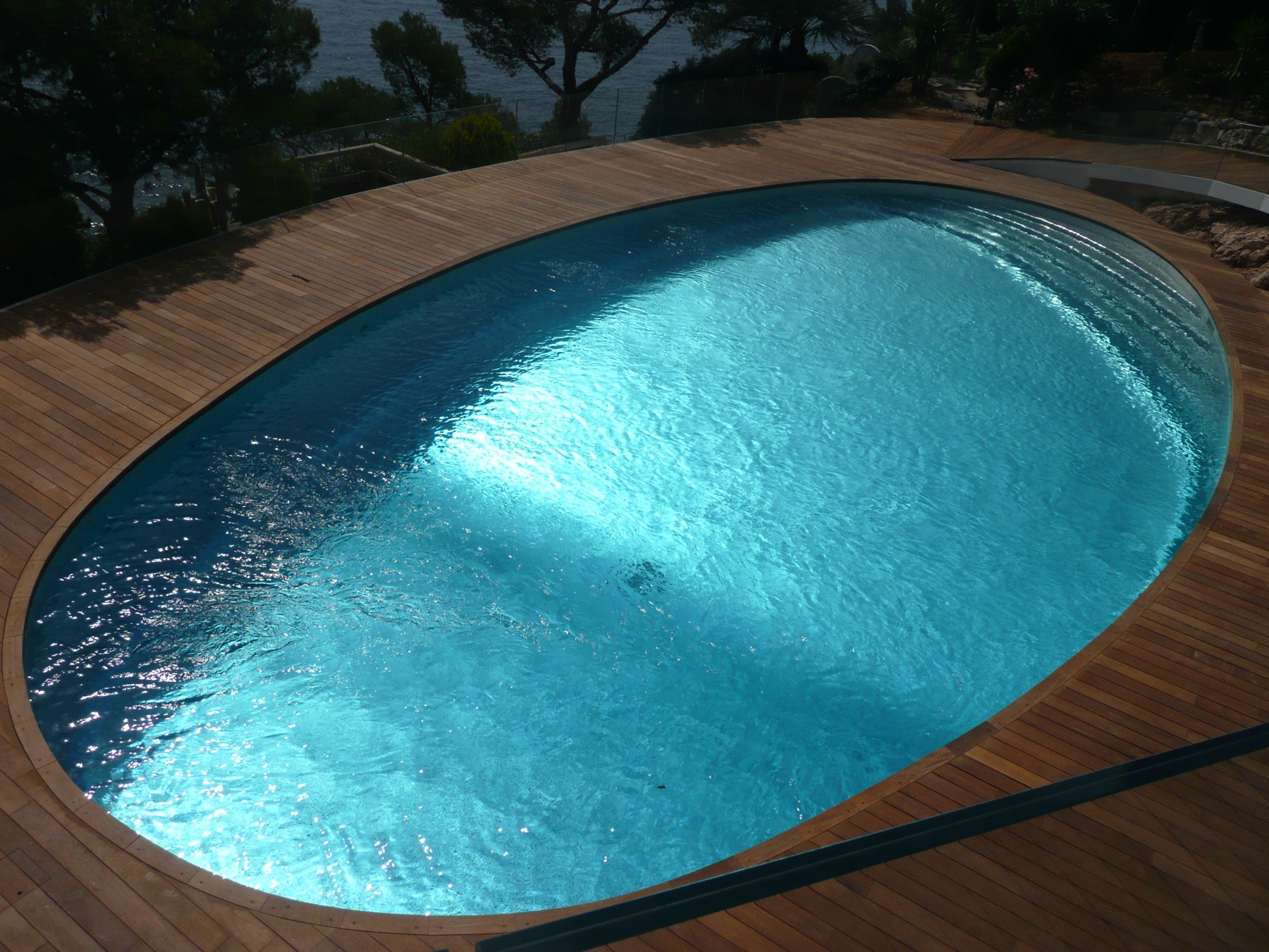 Détail des marches courbes en mosaïque — Piscine au Cap Ferrat en or blanc