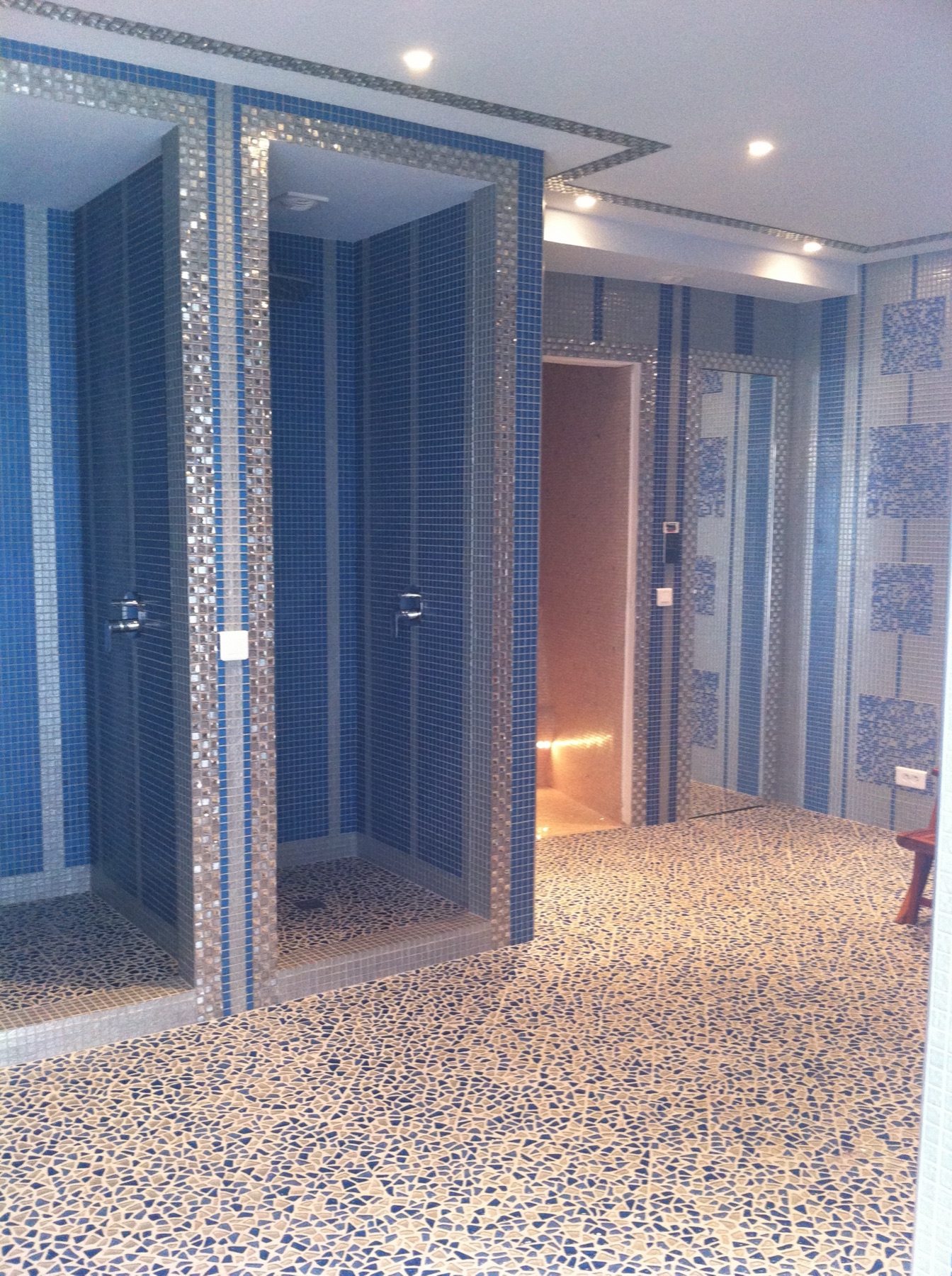 Les douches et leur mosaïque bleue — Hammam au Cap d’Antibes