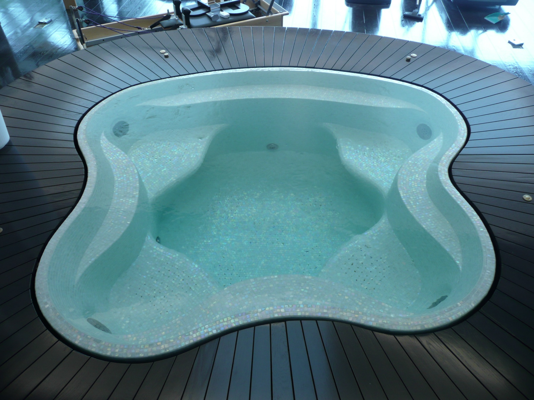 Le bassin en eau, sur sa terrasse — Jacuzzi nacré, Côte d'Azur