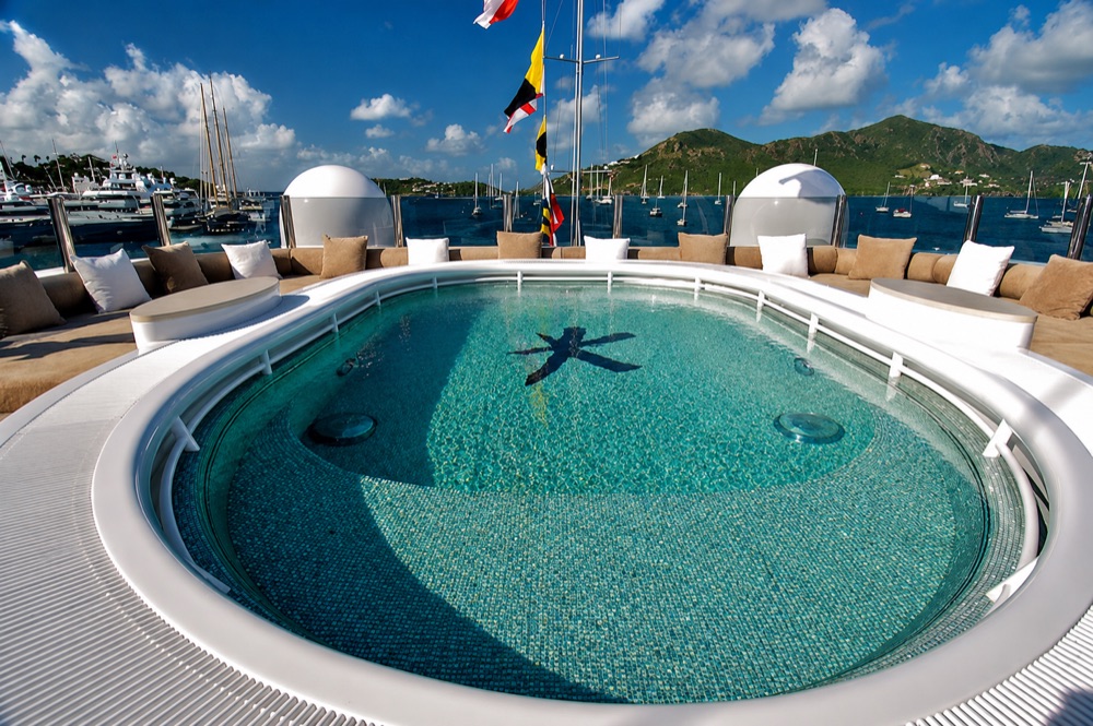 Piscine du yacht Kogo
